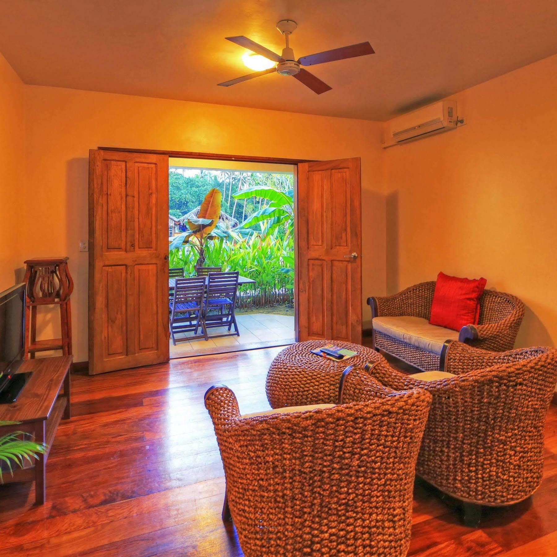 פורט וילה Tropicana Lagoon Apartments מראה חיצוני תמונה